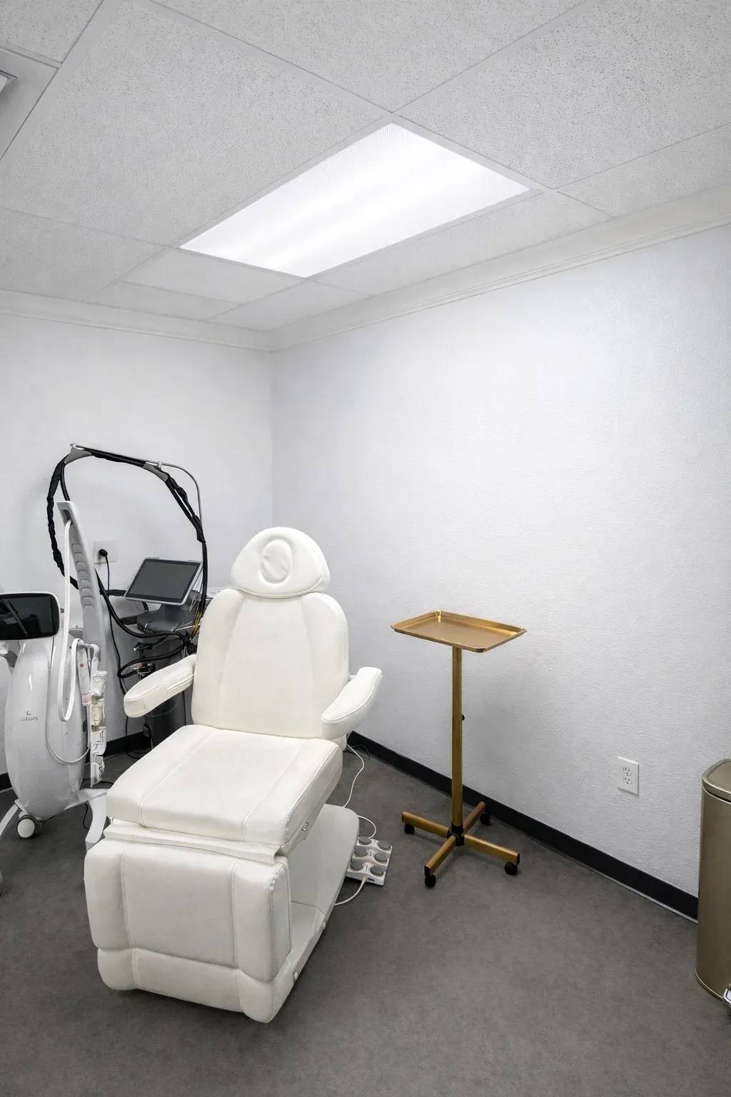 Laser treatment room with a treatment chair and laser equipment at our Knoxville office